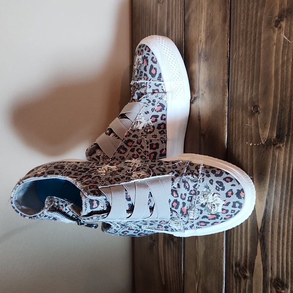 Wedge fashion sneaker